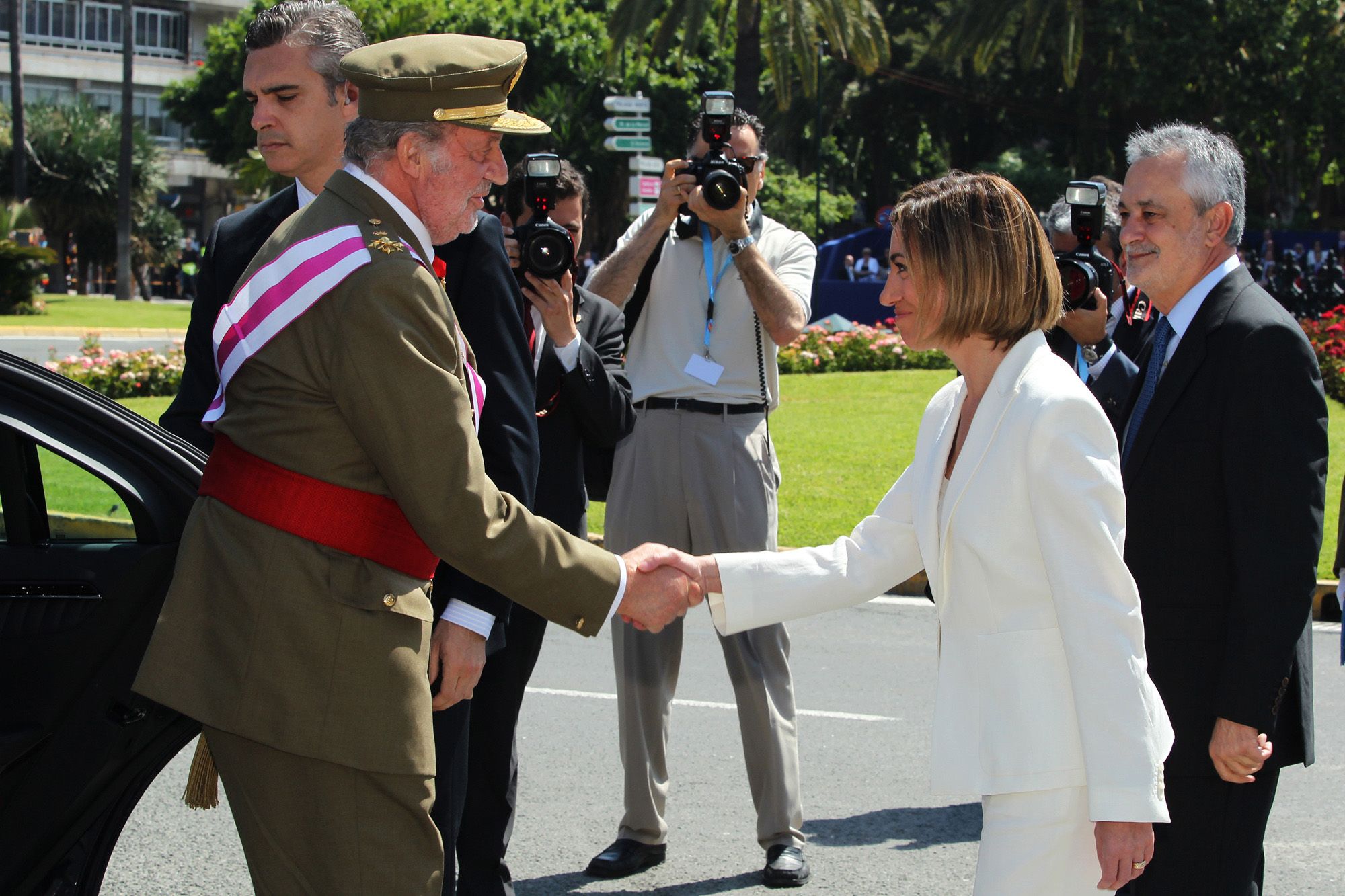 LOS REYES PRESIDEN DÍA DE LAS FUERZAS ARMADAS EN MÁLAGA - Página 2 Dgc110529difas201103g