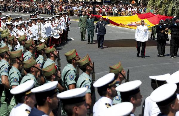 LOS REYES PRESIDEN DÍA DE LAS FUERZAS ARMADAS EN MÁLAGA 1306674502729efe2011052