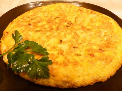 TORTILLA DE ALUBIAS Y AJOS TIERNOS 10O9lC