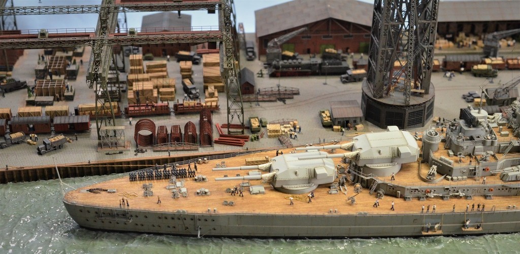 Dio : Grande grue 250 t port de Hambourg et Bismarck (1/350°) - Page 17 WHyBmj