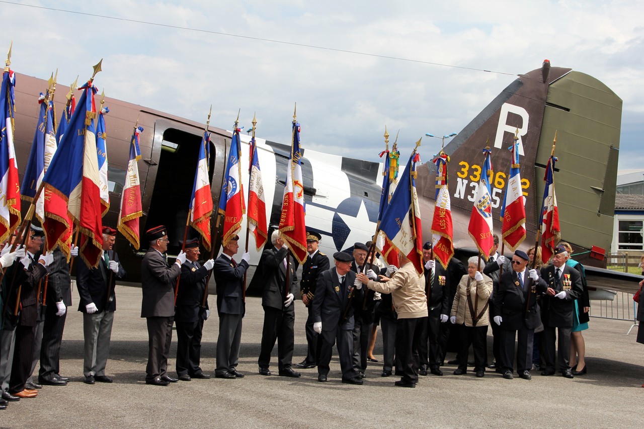 C47 Dakota N345AB "W7" le 09 juin 2014  - Page 2 Eex3h