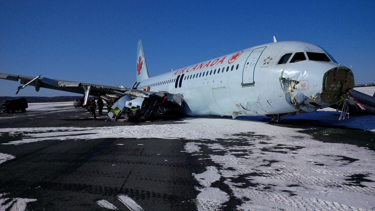 [accident 2015] Sortie de piste a l'atterrisage A320 air canada C-FTJP ALZl88