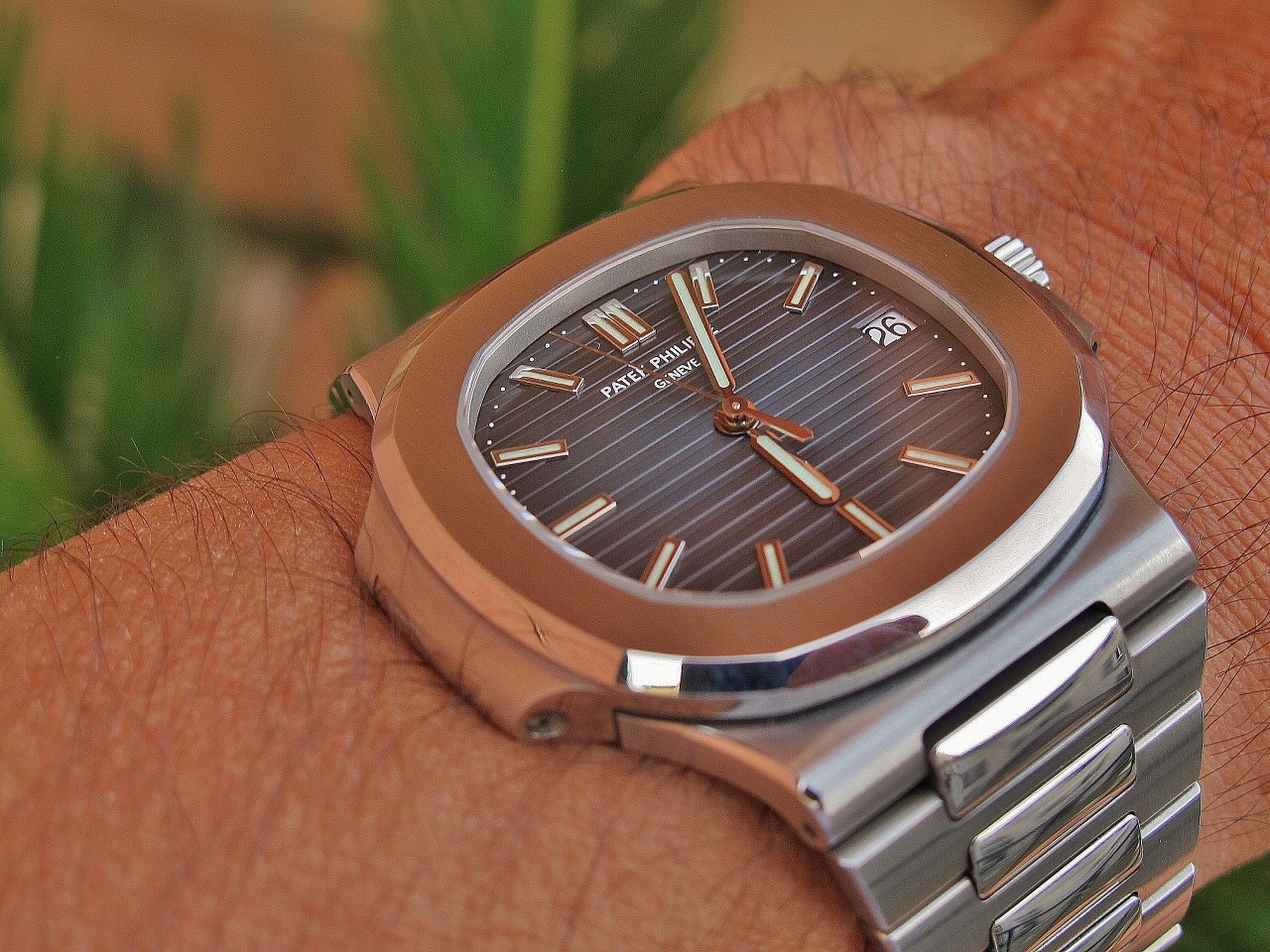 patek - Actu: Nautilus de Patek Philippe : pourquoi sont-elles si chères ? - Page 2 ROJWu3