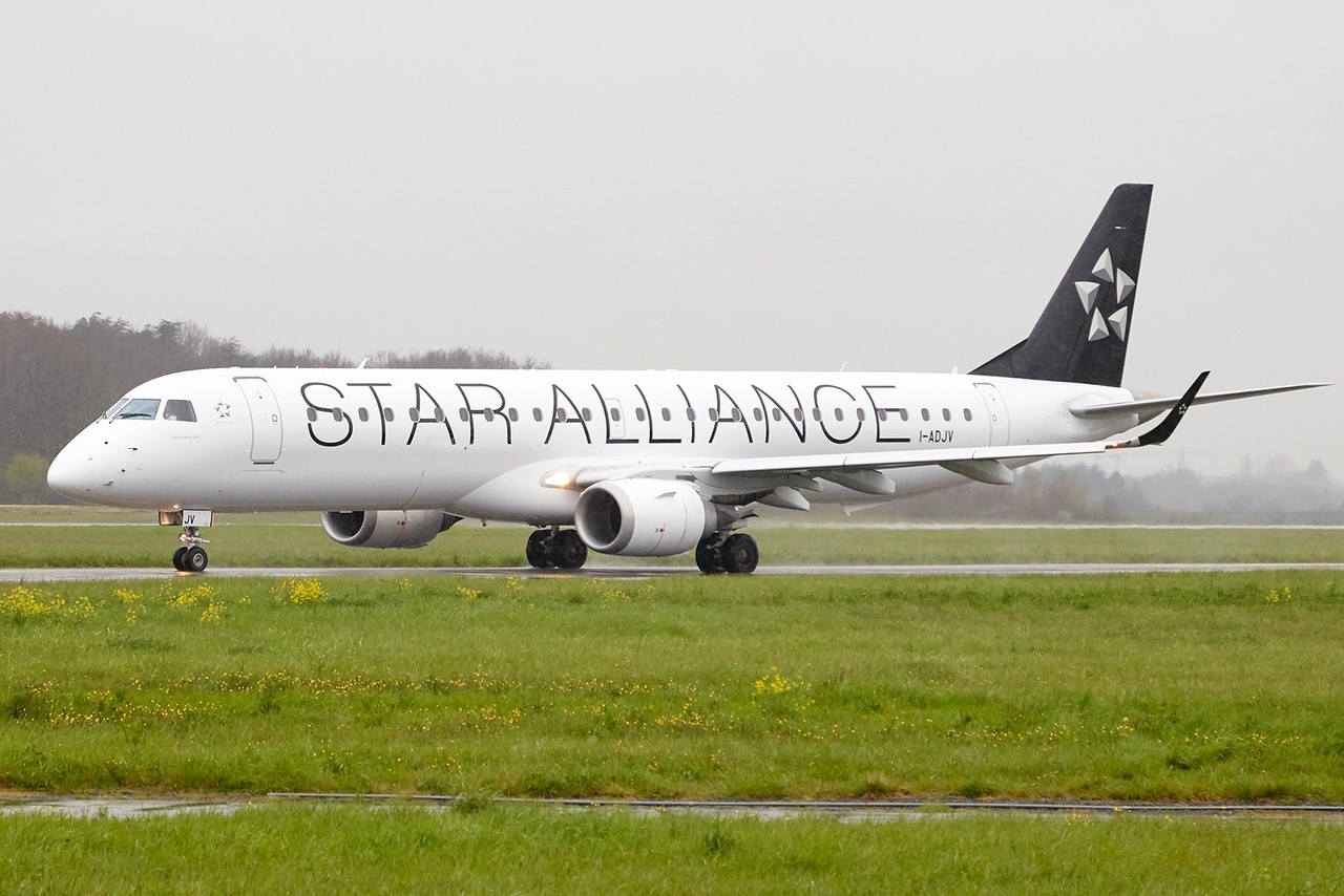 [07/04/2018] Embraer 195 (I-ADJV) Air Dolomiti  "Star Alliance" livery Y30UOT