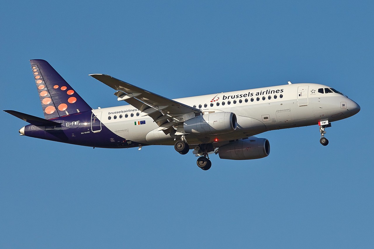 [29/10/2017] Sukhoi Superjet SSJ-100 (EI-FWF) Brussels Airlines 0PpTgt