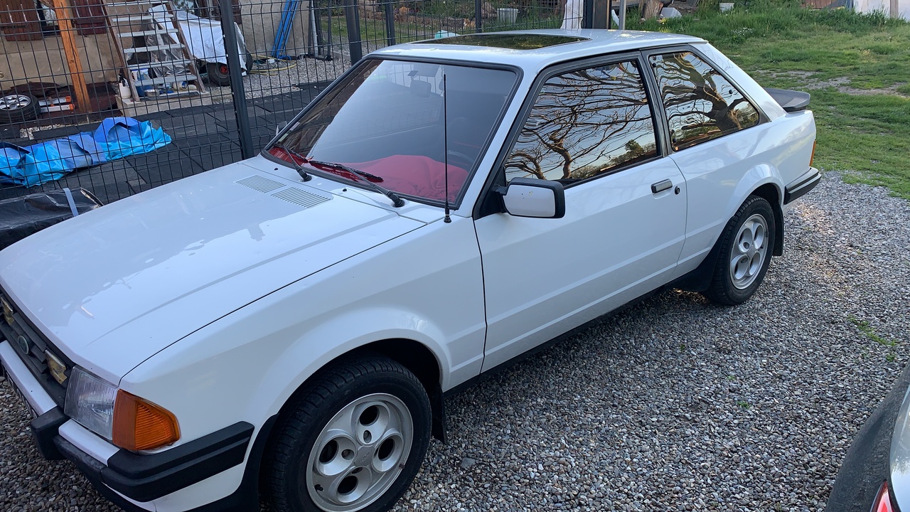 Et une de plus, Escort XR3 4V de 1981 49O2q0