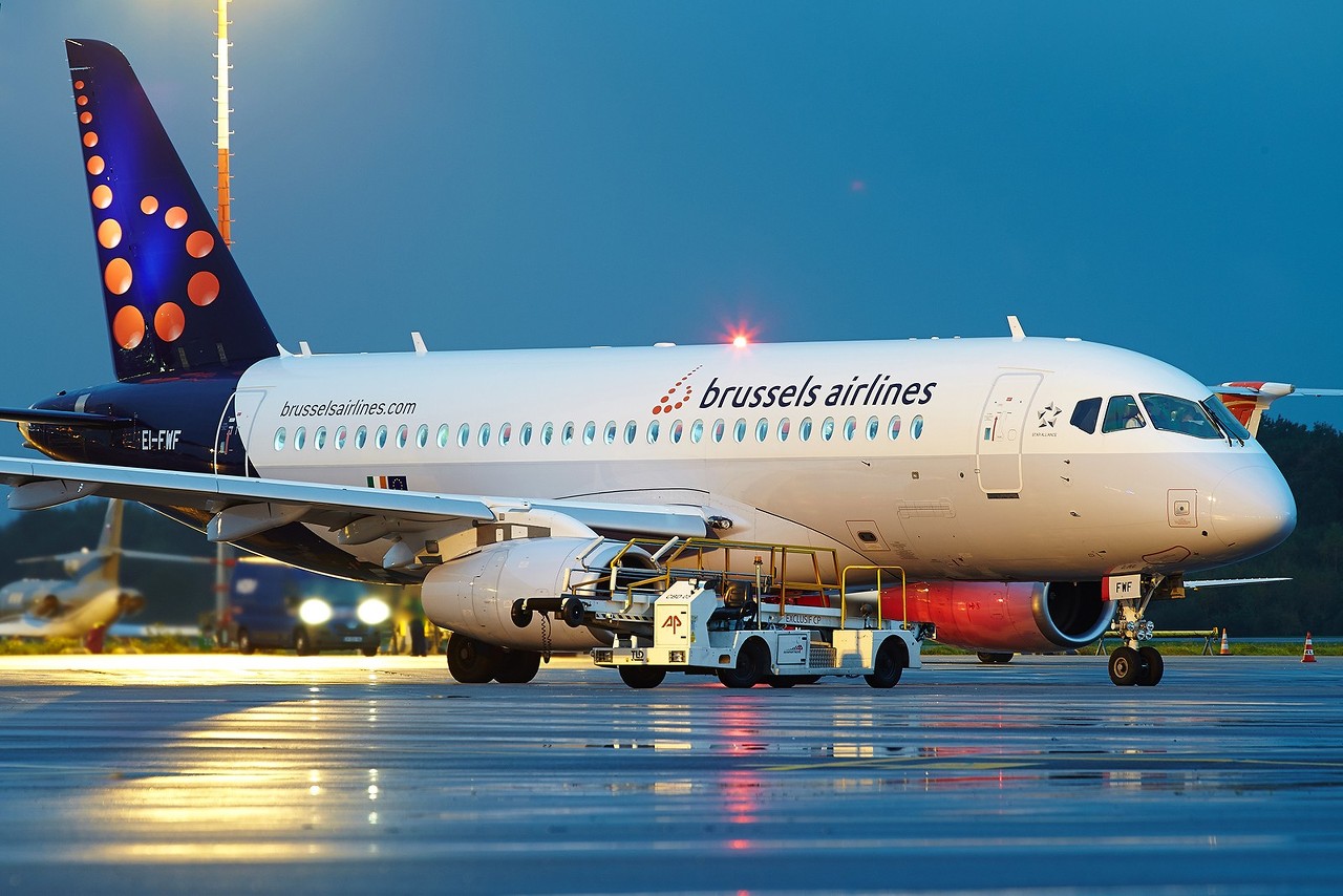 [29/10/2017] Sukhoi Superjet SSJ-100 (EI-FWF) Brussels Airlines 4YvWOk