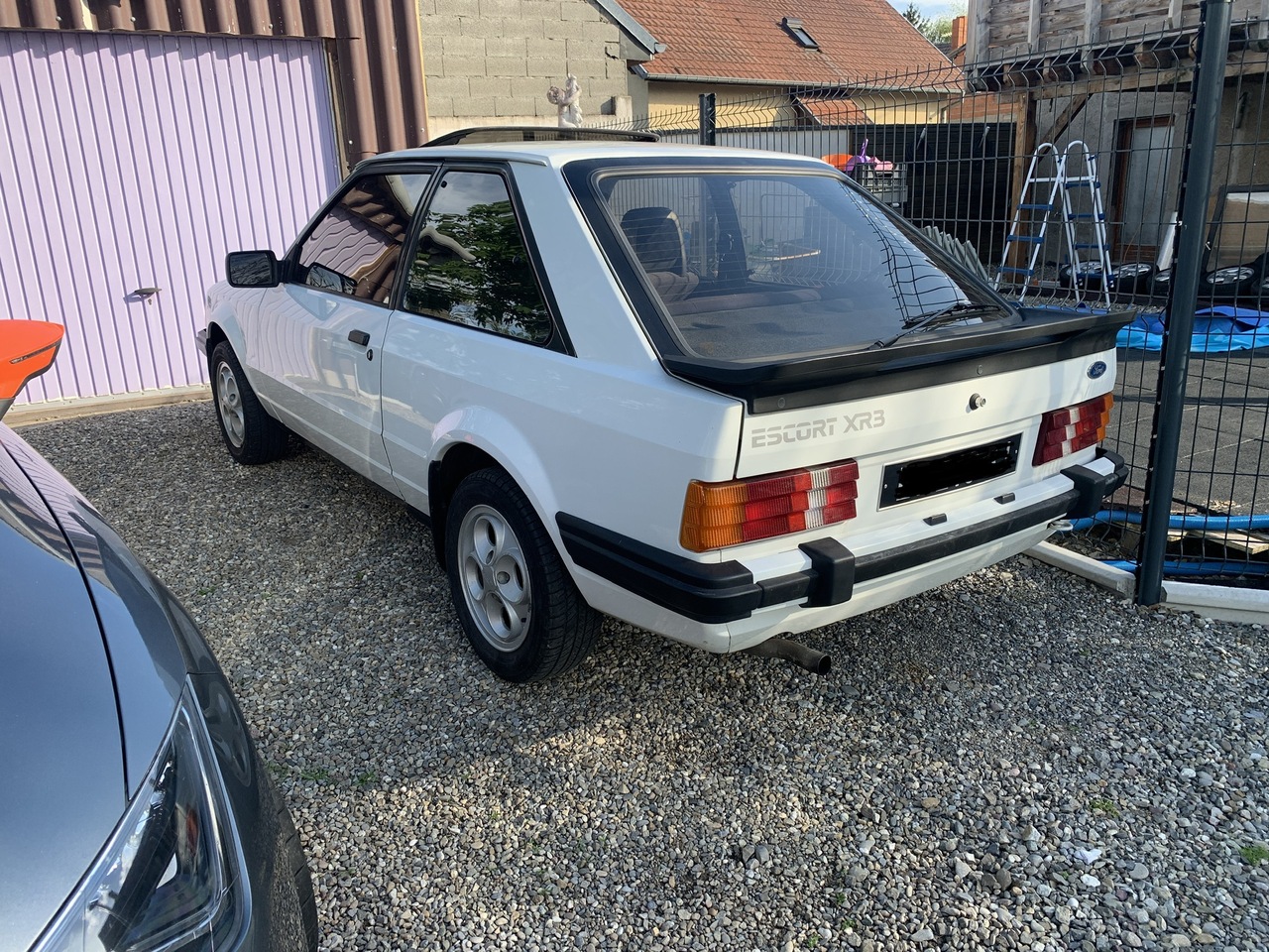 Et une de plus, Escort XR3 4V de 1981 Fdvafj