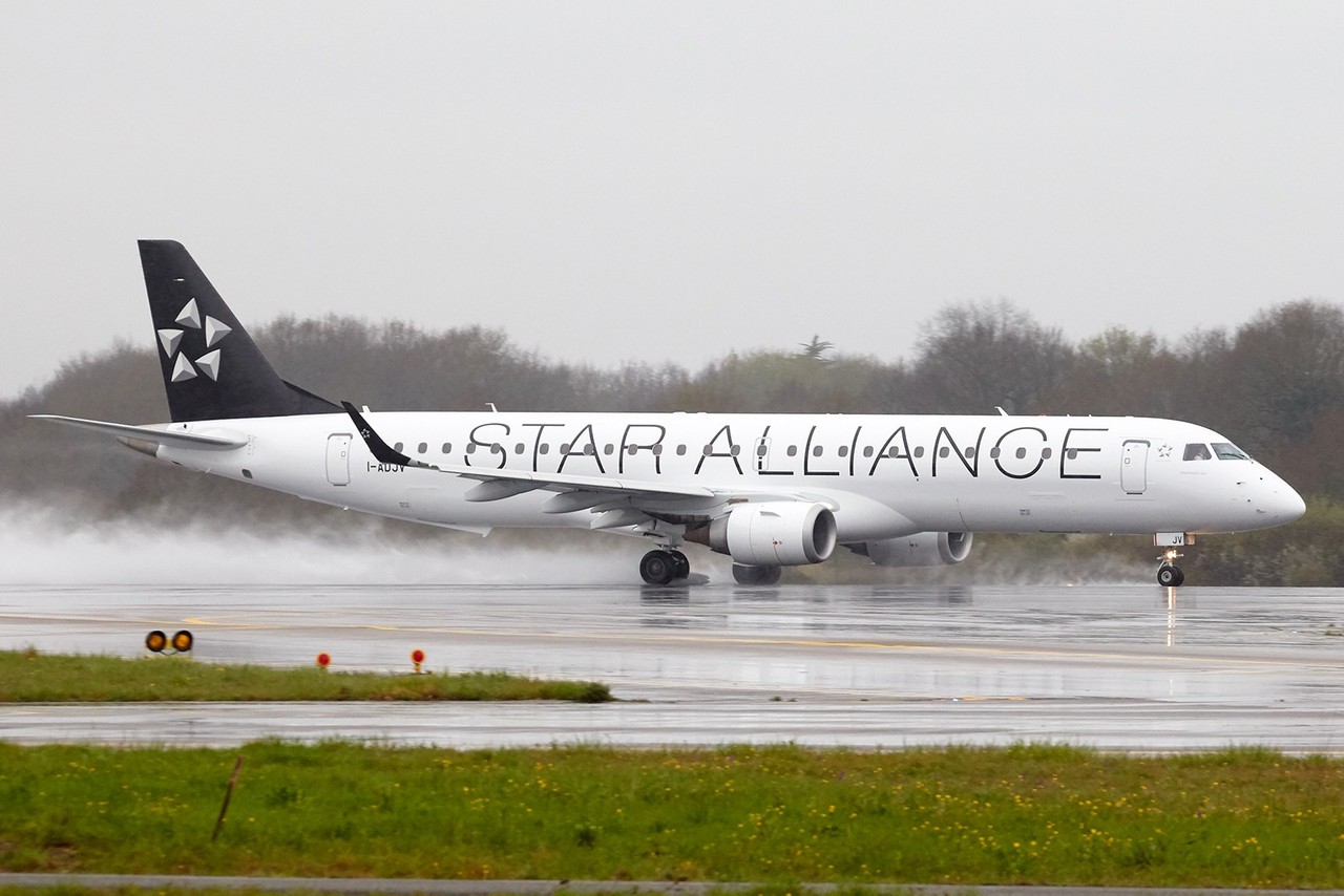 [07/04/2018] Embraer 195 (I-ADJV) Air Dolomiti  "Star Alliance" livery UYWoyN