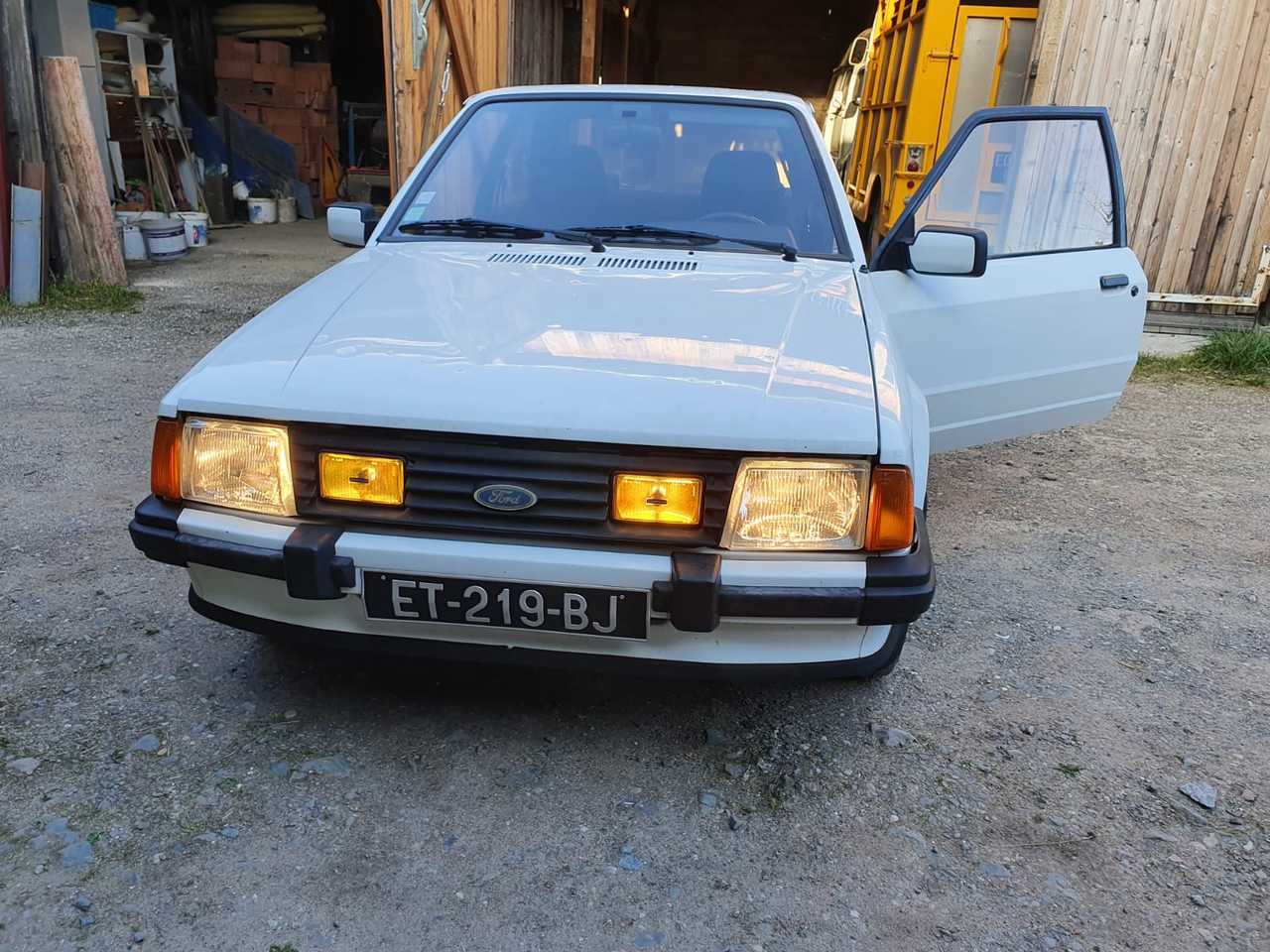 Et une de plus, Escort XR3 4V de 1981 XRFhI3