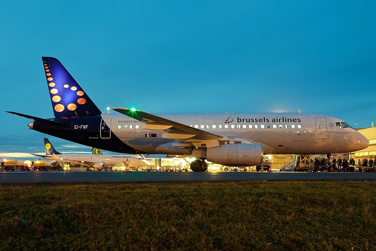 [29/10/2017] Sukhoi Superjet SSJ-100 (EI-FWF) Brussels Airlines KgUHF1