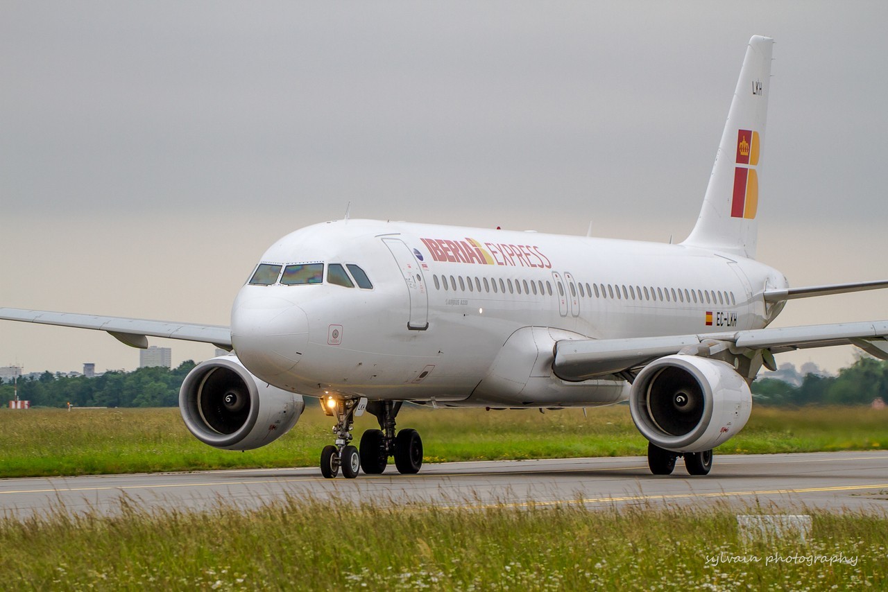 [03/06/2016] Airbus A320-200 (EC-LKH) Iberia Express Xzq6Tm