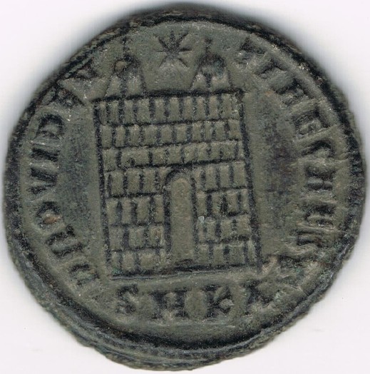 AE3 de Constantino II. PROVIDEN-TIAE CAESS. Puerta de campamento de dos torres. Ceca Cyzicus. EMBLne