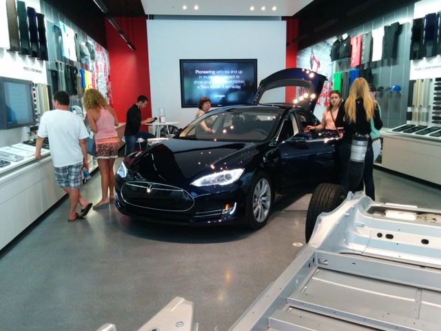 Visita a un showroom de Tesla Uwdy