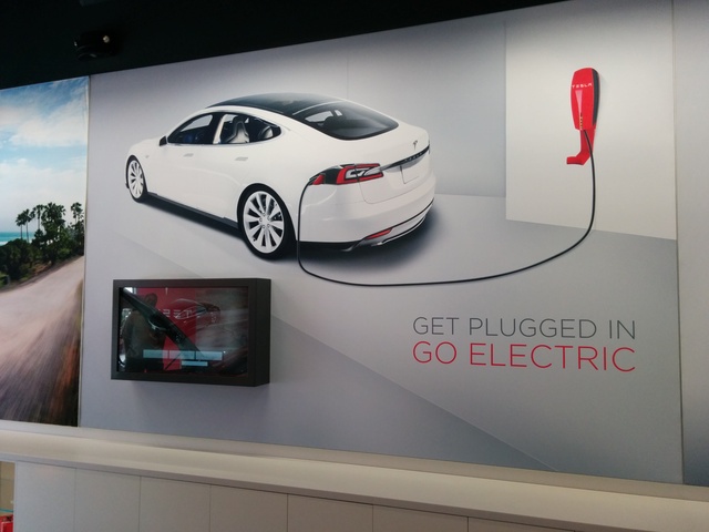 Visita a un showroom de Tesla Iute