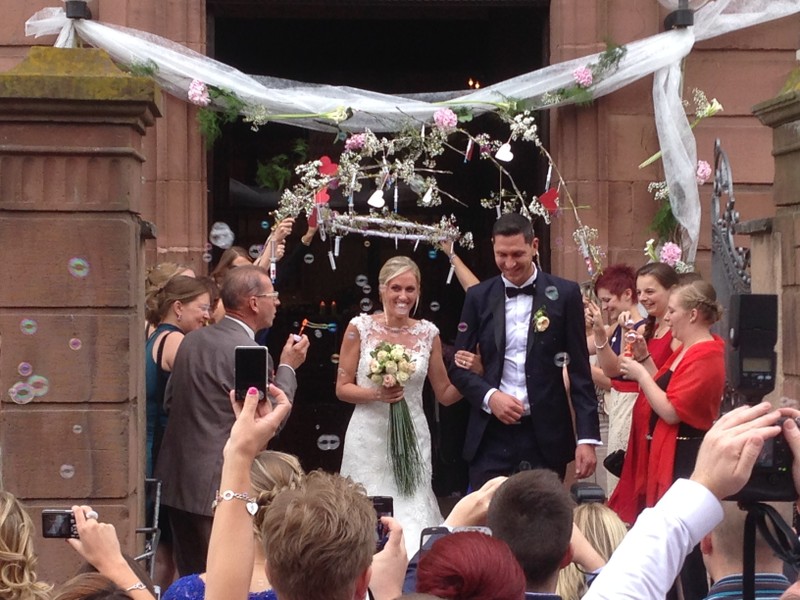  Ici en 50 photos le bonheur de Marie et Arnaud  unis par les liens sacrés du mariage à Batzendorf du 1.08.2015 TERjP3