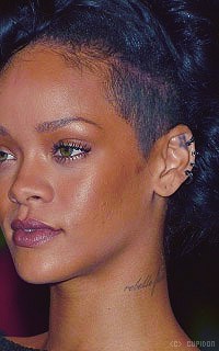 Rihanna Fenty WyzObq