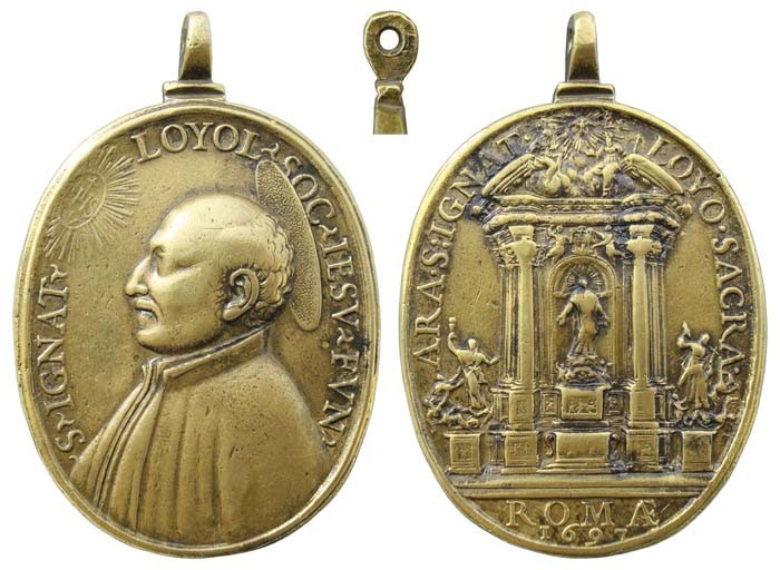 Representaciones del exterior e interior de la Catedral de Santiago en medallas y objetos devocional G4yyf