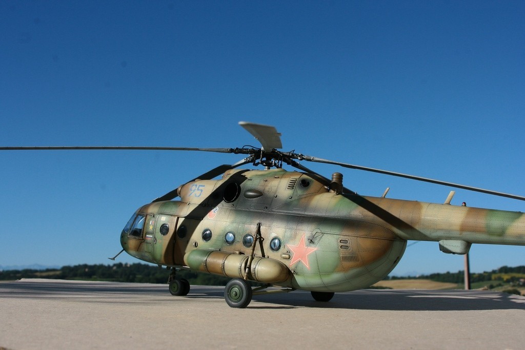 Hélico russe  MIL MI-8 - 1/35 - Trumpeter Cl9szH