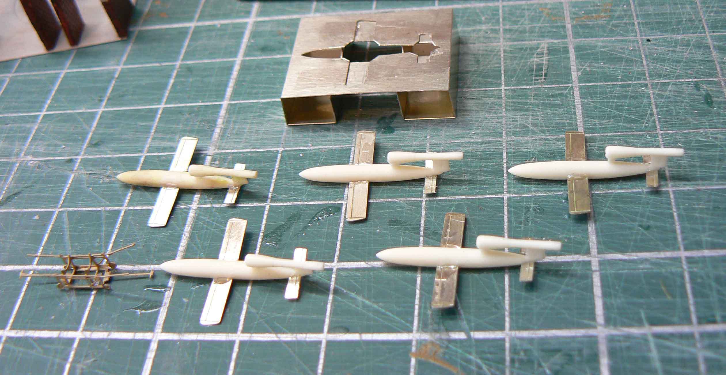 Dio : Base de lancement bombe volante Fieseler V1 [résine & PE 1/350°] de migou31 O9dVla