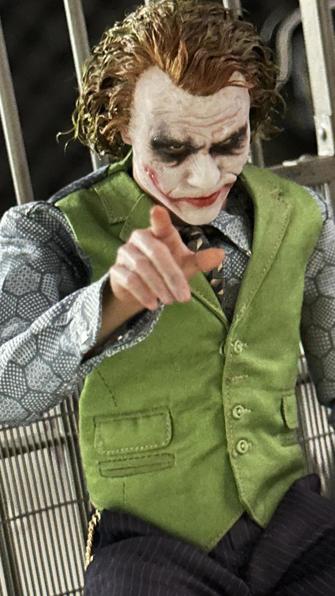 The Dark Knight : Joker (Heath Ledger)  - Page 3 Ta1S6l