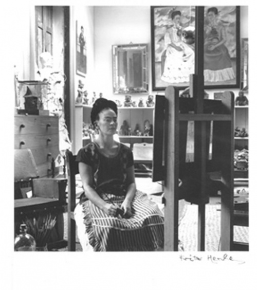  Fransisko Hagenbek - Page 2 1350062040-1943---frida-dans-son-studio