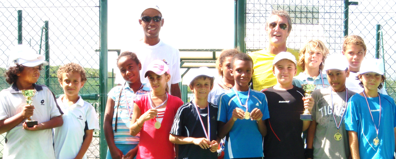 le St Barth Tennis Club a clôturé ce Dimanche 06 Juin les phases finales du Championnat par équipes jeunes des Isle du Nord . - 001