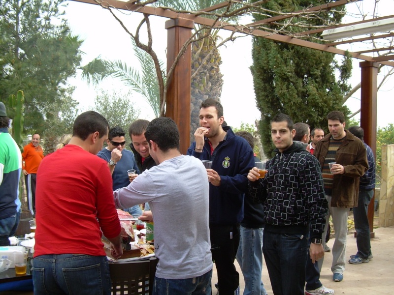 campestre- dando cuenta del jamon, o sea esperando que lo corten