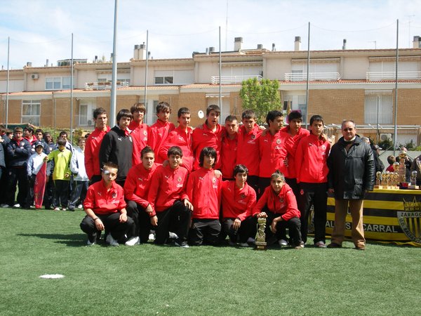 con el trofeo y de fondo los del at.madrid