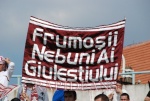 Frumosi Nebuni Ai Giulest