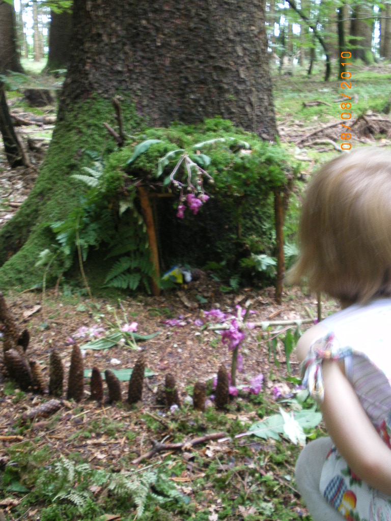 ZWERGENHÄUSCHEN MIT GARTENZAUN: Wandern auf der VIA JULIA 08.08.10