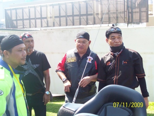 tengku jalil dgn bikerz sedang beramah mesra