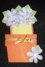 Usei cardstock laranja, amarelo e lils.
Papis decorados = retalhos.
Folhas, flores e tags cortadas na cricut.
Fita e botes de armarinho.