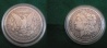 Moneda de 1$ americano
Reverso: UNITED STATES OF AMERICA
ONE DOLLAR
In God We trust

Anverso: E·PLURIBUS·UNUM
1885