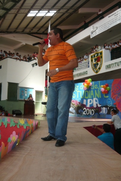 prof. medina cantando