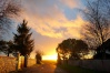 Petit village sur une colline au moment du superbe coucher de soleil