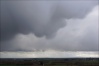 A l'arrière d'une forte giboulée de pluie et grésil, au dessus de la plaine de Curçay (86).