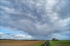 Cb ou pas ; en fait un congestus qui s'est étalé comme une crêpe formant un disque parfait, avec un revers très tourmenté (Ranton-86).