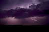 En fin de nuit, un orage modéré passe pas loin vers l'est avec juste des intras ou inters (Loudun-86).