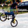 Juju sedang melakukan wheele ( nose manual )