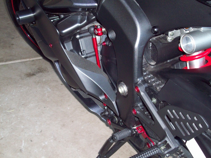 Shifter Rod/Bracket/Bolts in Red/ R6