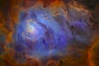 C'est une région de notre galaxie, la Voie Lactée, dans laquelle des étoiles naissent. 
Les étoiles naissent dans un énorme nuage de gaz et de poussières, et ce nuage se met à briller quand il absorbe une partie de la lumière émise par ces nouvelles étoiles. 
Ici c'est la nébuleuse du lagon.