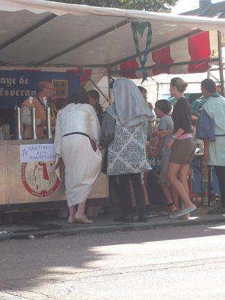 Mon Seigneur troussant les jupes de ma Garde  pour ne pas qu'elle salisse ses cotes dans la boue