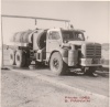 A quelques centaines de mètres du poste de gendarmerie
le point d'eau, plusieurs camions attendaient leur tour. 
Ensuite, direction la montagne et ses galeries gourmandes en eau.