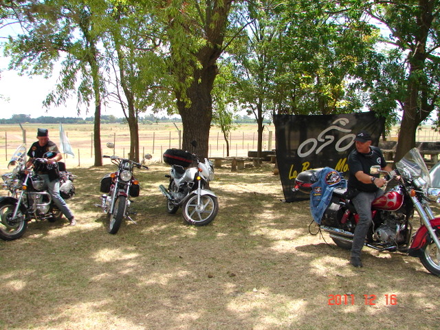 Fer y Charly estacionando junto a nuestra bandera.-