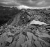 Vue vers Val d'Isère, sur l'arête sommitale du rocher du Charvet, le 12 juillet 2009, par un temps incertain