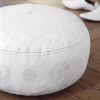 pouf en cuir blanc brodé