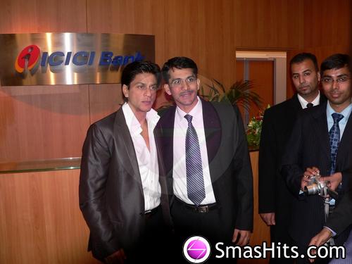 SHAHRUKH A ANTWERPEN POUR ICICI - 001