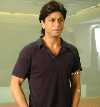 SRK dans ses nouveaux bureaux (Red Chilies) - 001