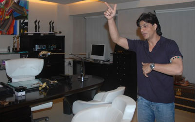 SRK dans ses nouveaux bureaux (Red Chilies) - 003